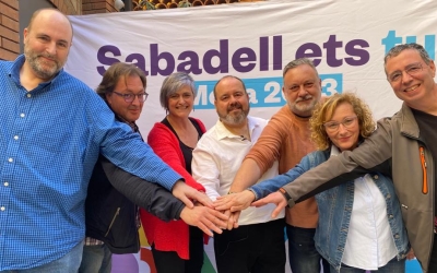 Foto 'finish' dels membres de Guanyem i Sabadell En Comú Podem a la presentació de l'acord | Helena Molist